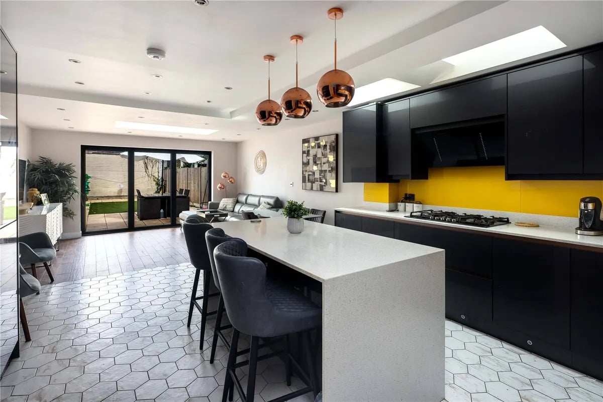 5 Bed, 3 Bath Property For Sale in Neville Road, London, E7